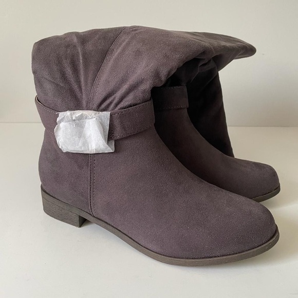 Nib Journee Collection Cate Extra Wide Calf Knee High Boots in Grey Faux Suede - Picture 7 of 11